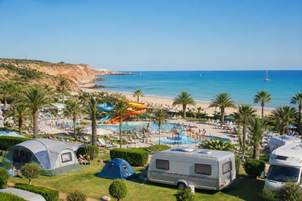 découvrez le camping faro au portugal, idéalement situé en bord de mer avec un parc aquatique pour toute la famille. profitez de nos bons plans pour un séjour inoubliable entre détente et aventures.
