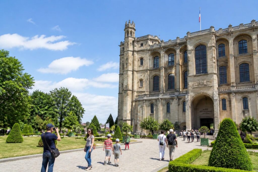 découvrez le musée d'archéologie nationale de saint-germain-en-laye : explorez ses collections fascinantes, consultez les photos et informez-vous sur les tarifs pour préparer votre visite.