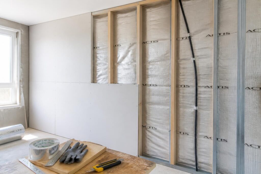 découvrez comment choisir un isolant mince et efficace pour vos murs intérieurs afin d'améliorer l'isolation thermique et optimiser l'espace de votre habitation.