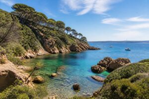 découvrez la calanque du blé à giens, un site naturel exceptionnel. explorez ses paysages magnifiques, ses sentiers de randonnée, et l'avis complet pour préparer votre visite.