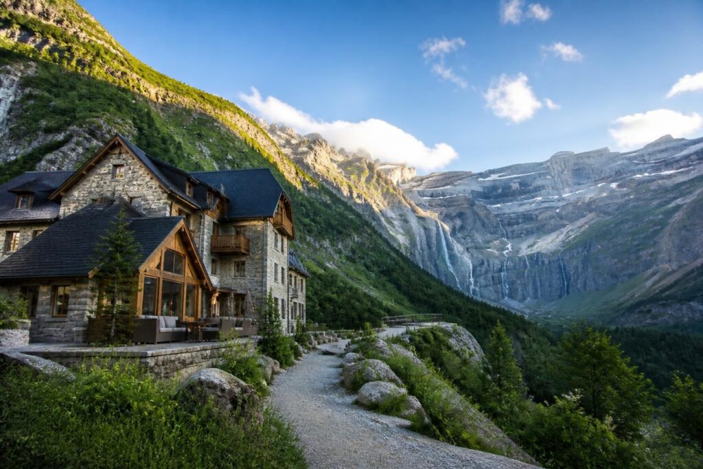 découvrez les meilleurs hôtels au cirque de gavarnie pour un séjour inoubliable. trouvez où dormir pour profiter pleinement de ce site naturel exceptionnel, alliant confort et proximité avec la nature.