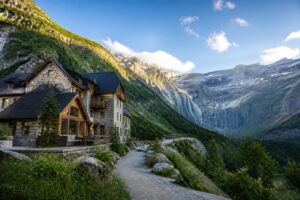 découvrez les meilleurs hôtels au cirque de gavarnie pour un séjour inoubliable. trouvez où dormir pour profiter pleinement de ce site naturel exceptionnel, alliant confort et proximité avec la nature.