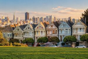 découvrez les painted ladies de san francisco, ces célèbres maisons victoriennes aux façades colorées, et les lieux emblématiques qui les entourent.